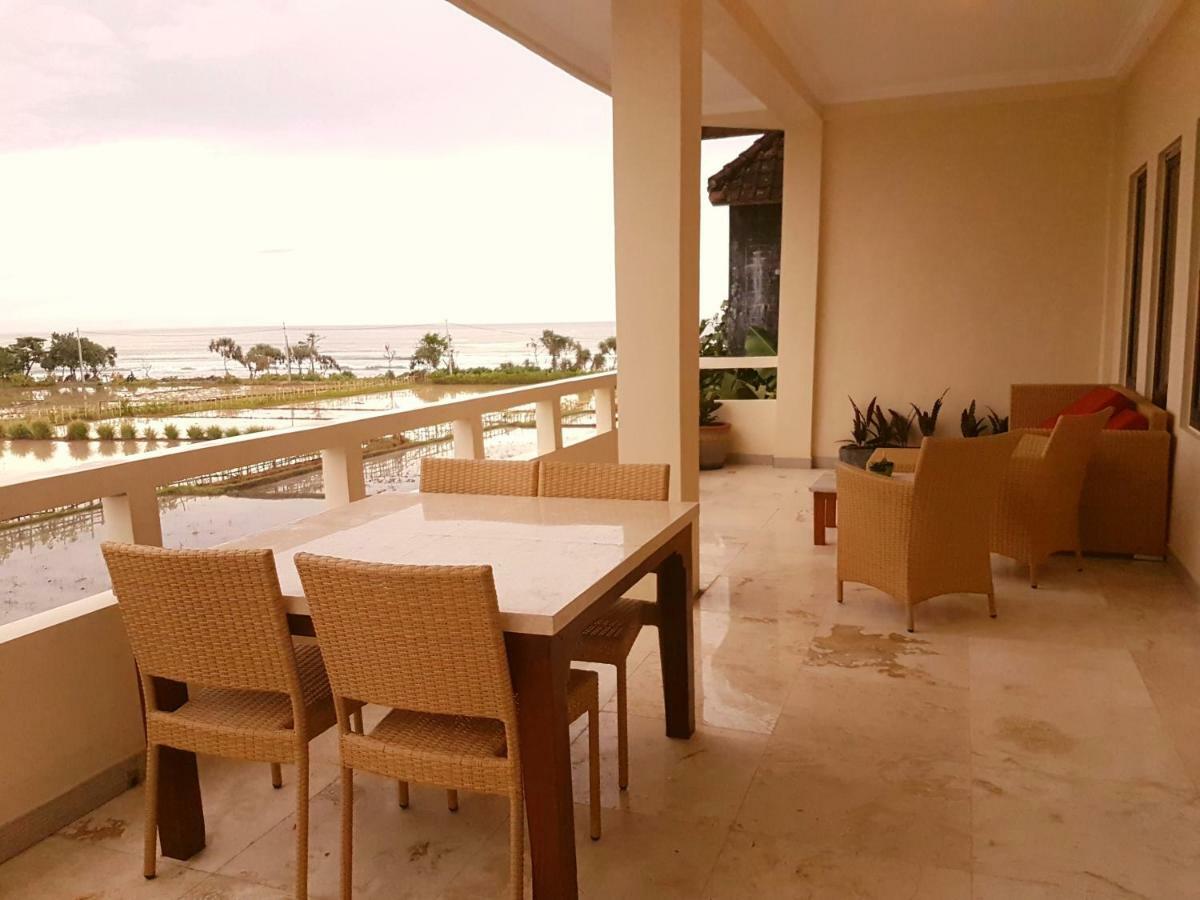 Medewi Manor Aparthotel Airsatang Exterior photo